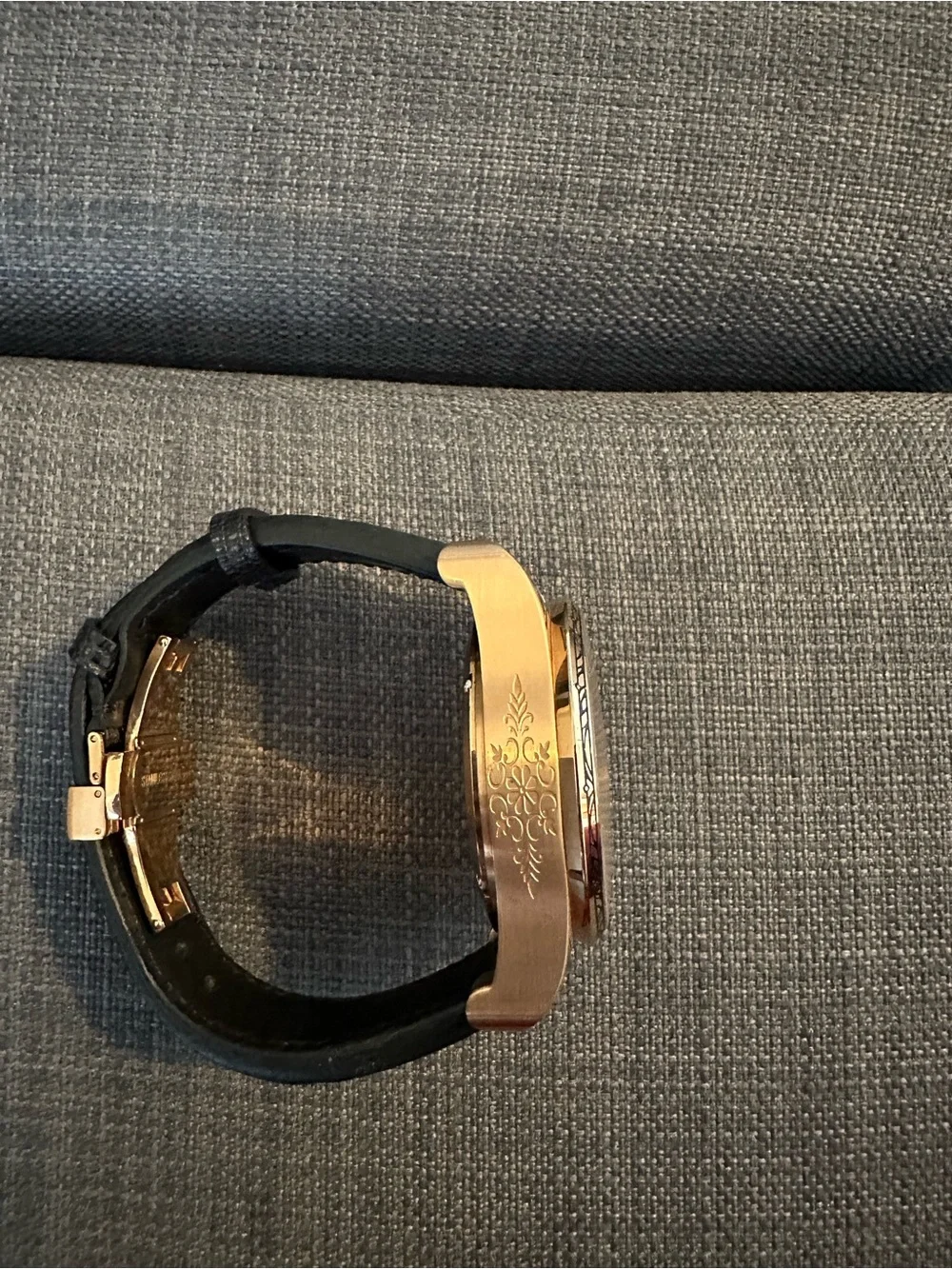 Bard’s whisper / Ornate Gold and Black Smartwatch with Decorative Dial